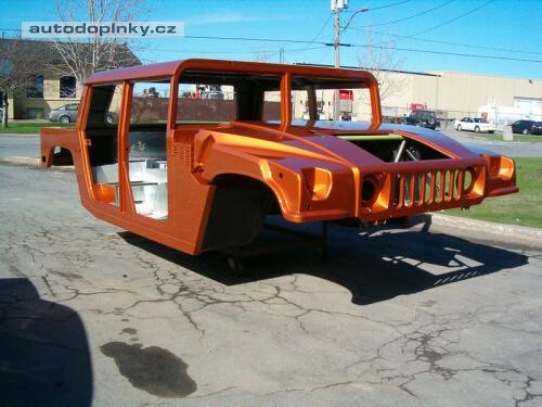 Hummer postaven� na kolen�