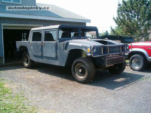 Hummer postaven� na kolen�