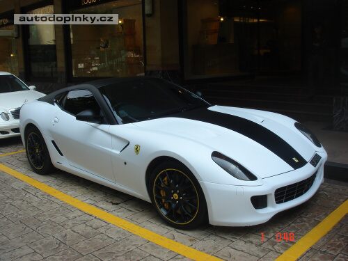 Ferrari 599 GTB v b�lo-�ern�