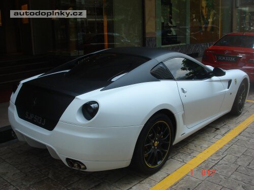 Ferrari 599 GTB v b�lo-�ern�