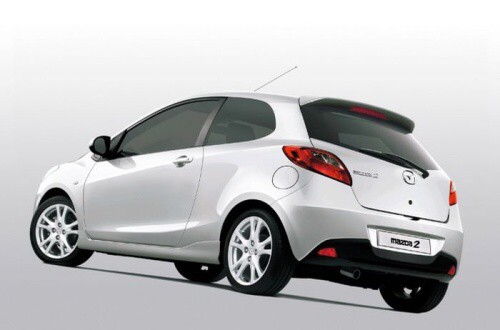 Mazda 2 se t�emi dve�mi