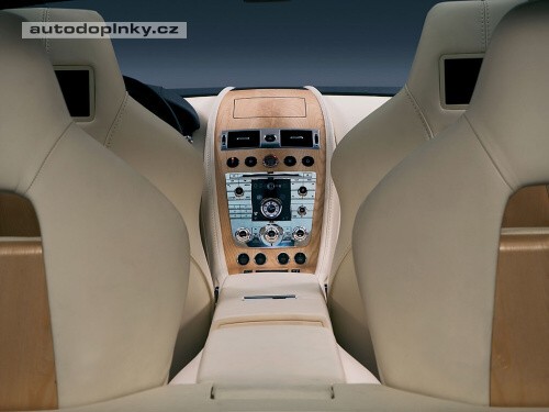 Aston Rapid proti Porsche Panamera