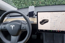 Dr��k telefonu pro vozy Tesla