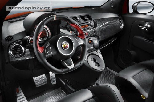 Abarth 695 na sc�nu