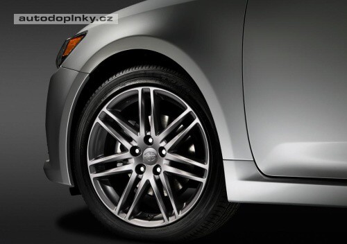 Scion tC se poodhaluje