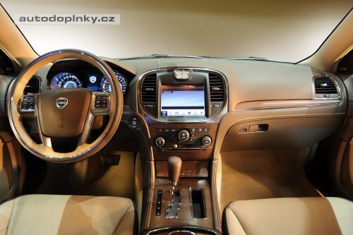 Lancia zve�ejnila interi�r Themy