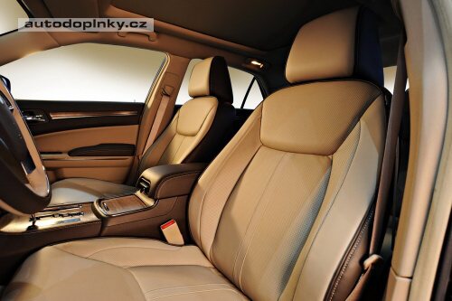 Lancia zve�ejnila interi�r Themy