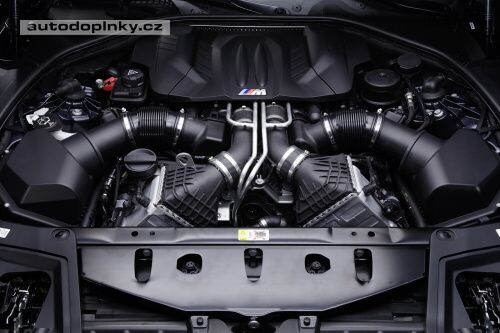 M5 na d�lnici rychlost� 300 km/h