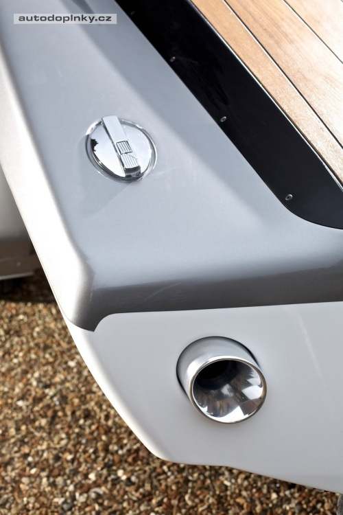 Jaguar XF Sportbrake a Speedboat