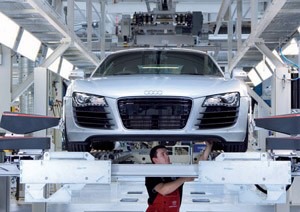 Audi zpomaluje v�robu