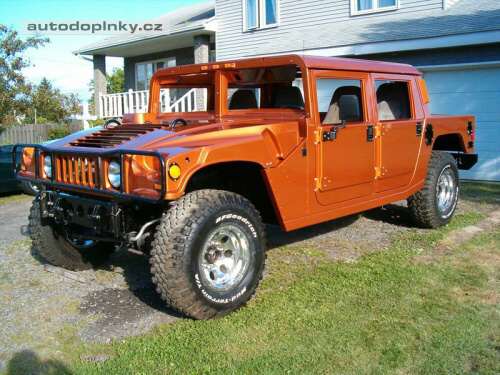 Hummer postaven� na kolen�