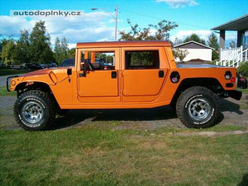 Hummer postaven� na kolen�