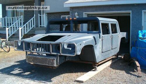 Hummer postaven� na kolen�