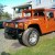 Hummer postaven� na kolen�
