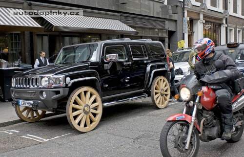 D�ev�n� kola pro Hummer H3
