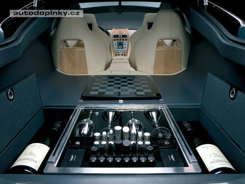 Aston Rapid proti Porsche Panamera