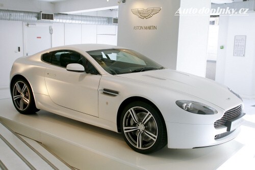 Aston Martin v �ist� barv�