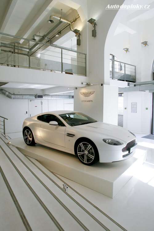 Aston Martin v �ist� barv�