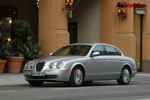Jaguar kon�� s S-Typem