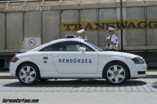 Policie v supersportech