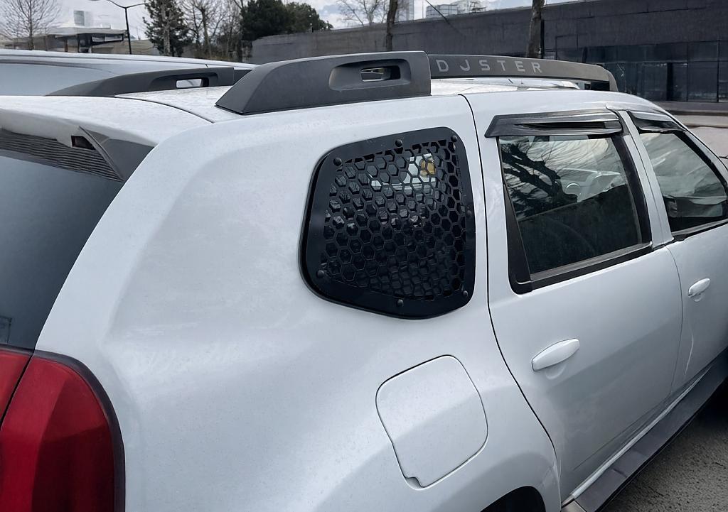 Nov� dopl�ky pro Dacia Duster � kryty a dekory zadn�ch oken
