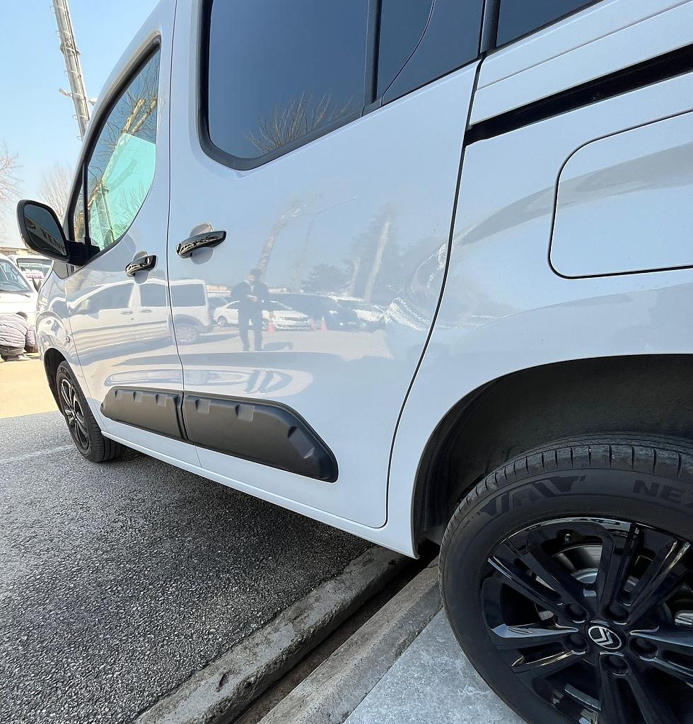 ABS plastov� panely dve�� s prolisem pro Citro�n Berlingo, Fiat Doblò, Opel Combo a Toyota Proace City