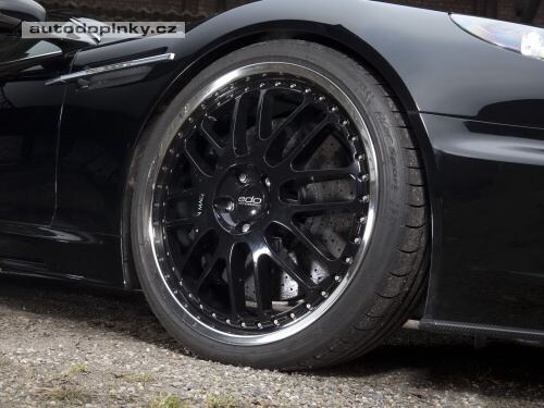 550 kon� pro Aston Martin DBS