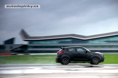 Nissan za�ne vyr�b�t Juke-R