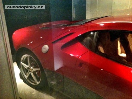 Po stop�ch Ferrari SP12