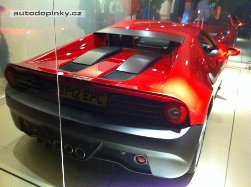 Po stop�ch Ferrari SP12