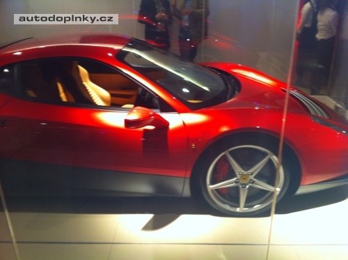 Po stop�ch Ferrari SP12