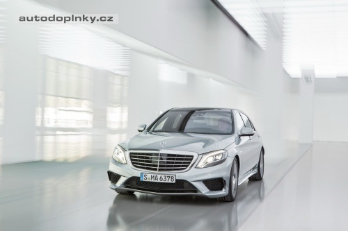 Mercedes uk�e S65 AMG a S600 V12