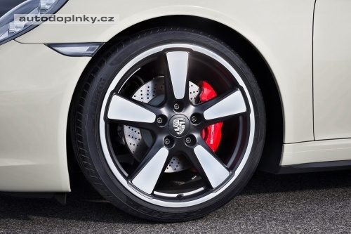 Porsche slav� pades�tiny modelu 911
