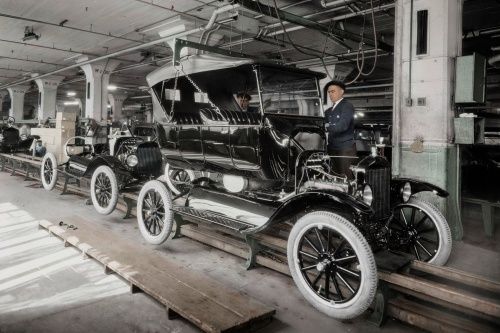 Ford slav� 100let mont�n� linky
