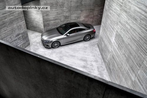 Mercedes t��dy S Coup� boduje