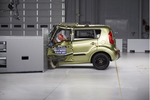 IIHS porovnalo v n�razov�ch testech mal� vozy