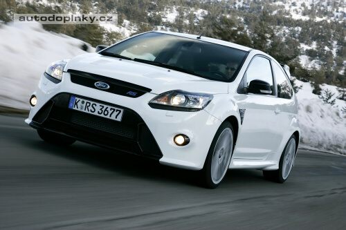 400 kus� Focusu RS nav�c