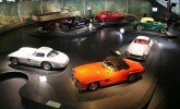 Nov� Mercedes muzeum u� stoj�