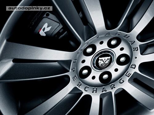 Jaguar p�edstavuje XFR