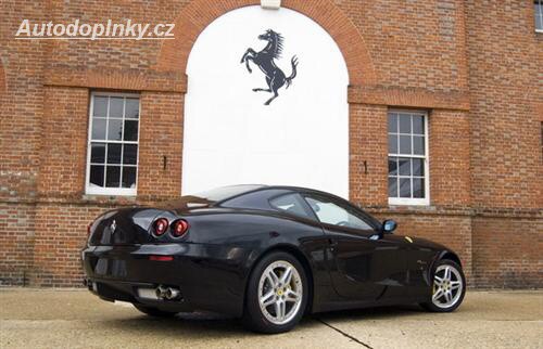 Ferrari podle Wallpaperu